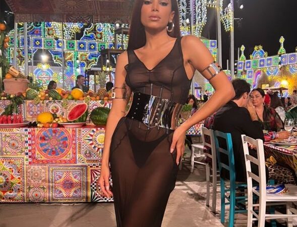 Anitta usa vestido transparente e relógio de R$ 250 mil na Itália