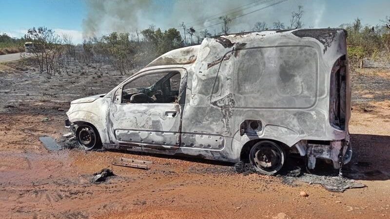 Carro pega fogo e fica totalmente destruído nas margens da BR-163 em Nova Mutum