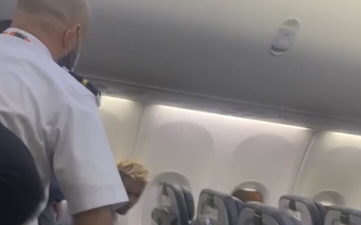 Passageiro surta durante voo e sai quebrando tudo em avião; veja vídeo