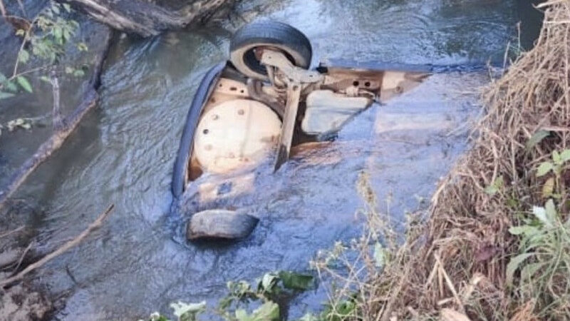 Motorista morre afogado após cair com Celta dentro de córrego em Lucas do Rio Verde