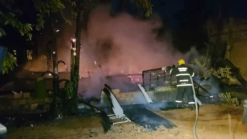 Casa de madeira é destruída por incêndio em Sinop