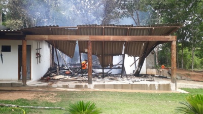 Incêndio destrói casa em sítio e mobiliza bombeiros em Feliz Natal