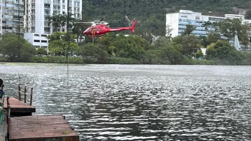 Helicóptero cai na lagoa Rodrigo de Freitas, no Rio