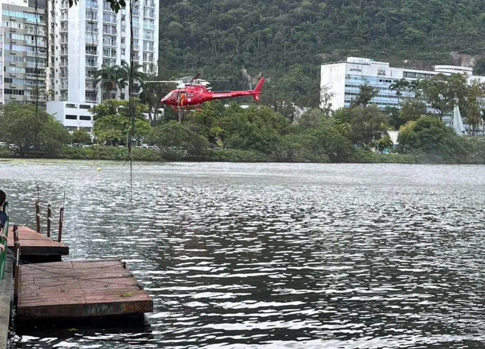 Helicóptero cai na lagoa Rodrigo de Freitas, no Rio