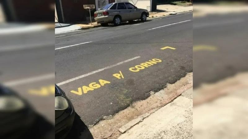 Homem pinta ‘vaga p/ corn*’ em frente sua garagem para evitar estacionamento de veículos