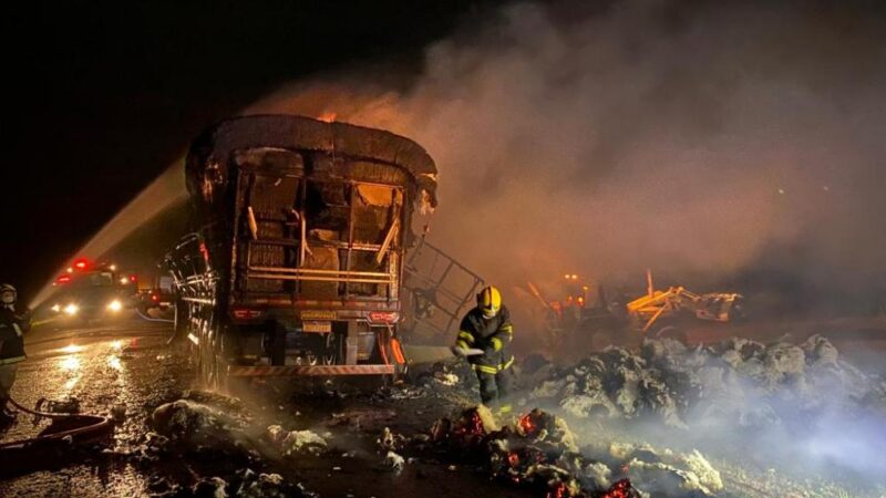 Carreta com carga de algodão pega fogo em rodovia entre Lucas e Tapurah