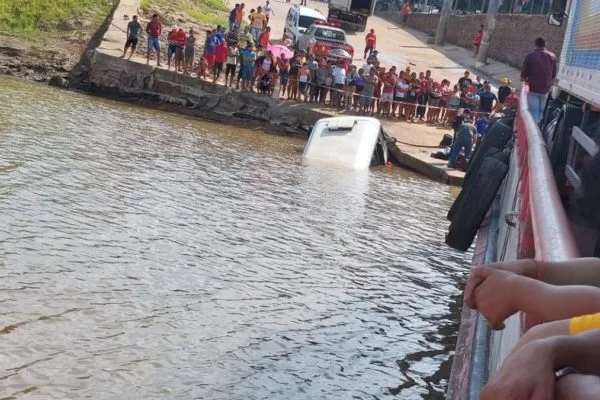 Micro-ônibus cai em rio e cinco da mesma família morrem