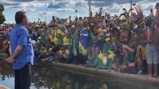 Após 40 dias, Bolsonaro fala com apoiadores e diz que “nada está perdido”