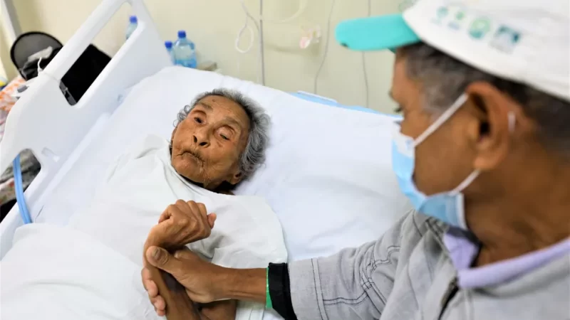 Idosa de 85 anos acorda após um ano de coma em hospital de Cuiabá