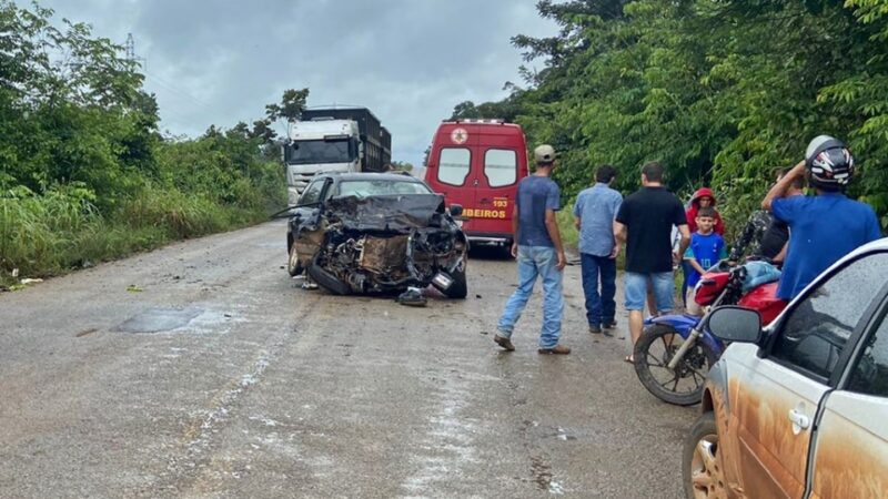SUV e Hilux batem de frente em rodovia e quatro pessoas ficam feridas no Nortão
