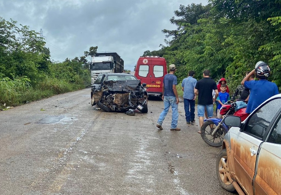 SUV e Hilux batem de frente em rodovia e quatro pessoas ficam feridas no Nortão