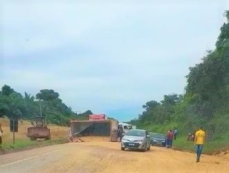 Carreta tomba na BR-163 entre Sorriso e Lucas; rodovia está bloqueada