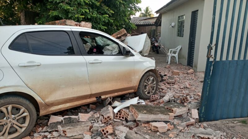 Carro destrói muro de residência após acidente em Sinop