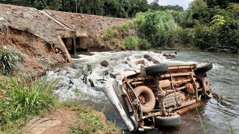 Condutor de hilux perde controle de veÃ­culo e cai em rio em Sinop