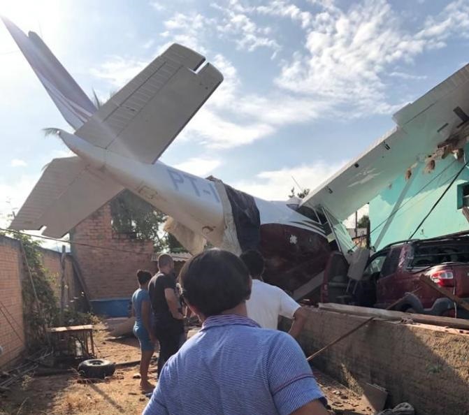 Avião cai sobre casa e assusta moradores no Pará; vídeo flagra momento da queda