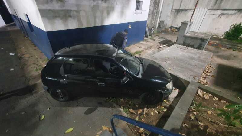 Motorista bêbado perde controle da direção e derruba portão de Batalhão da PM 