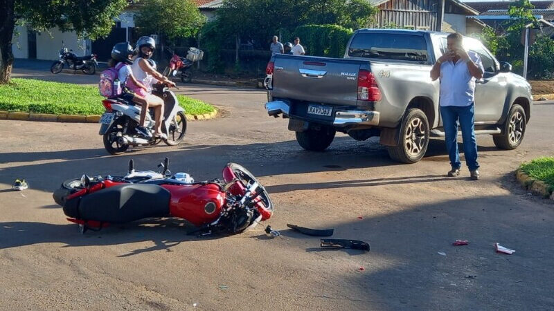 Criança de 4 anos é arrastada em batida entre moto e Hillux em cruzamento de avenida em Alta Floresta