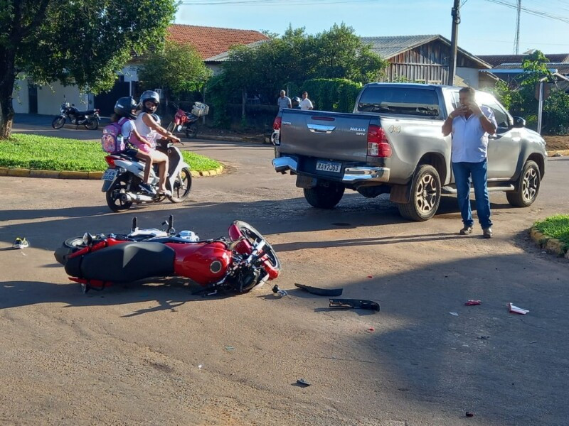 Criança de 4 anos é arrastada em batida entre moto e Hillux em cruzamento de avenida em Alta Floresta