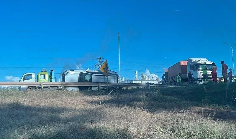 Carro e carreta se envolvem em acidente na BR-163 em Nova Mutum
