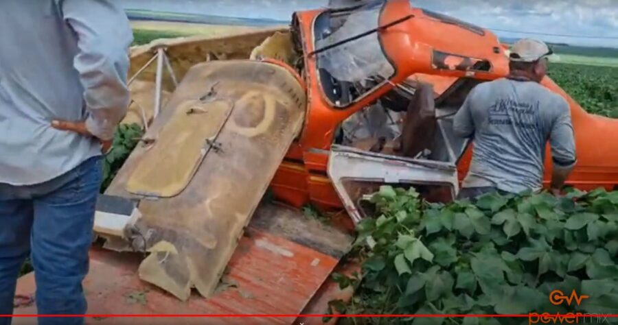 Piloto de avião é socorrido após avião agrícola cair em plantação de algodão em MT