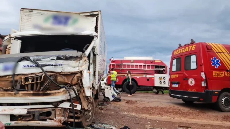 Acidente com três caminhões deixa uma pessoa ferida na BR-163 entre Matupá e Peixoto de Azevedo