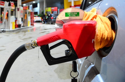Gasolina terá redução de R$ 0,40 por litro nas refinarias a partir de amanhã