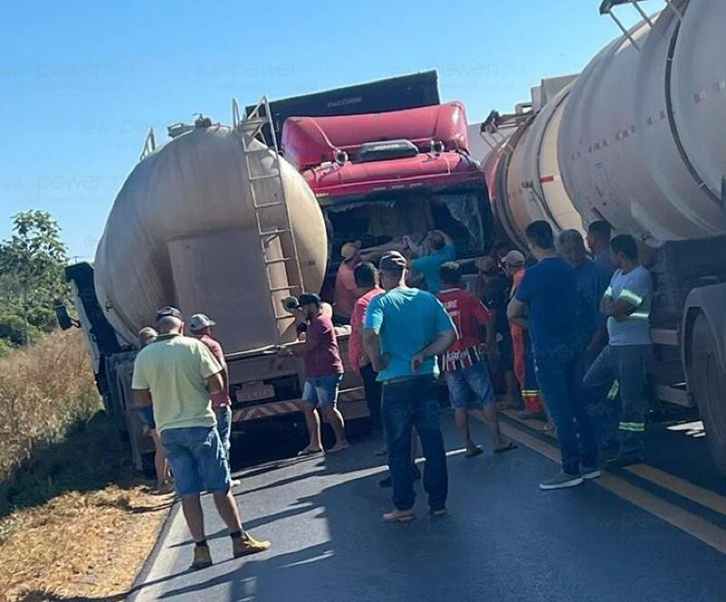 Acidente envolvendo três veículos de carga deixa rodovia totalmente interditada BR-163 em Nova Mutum