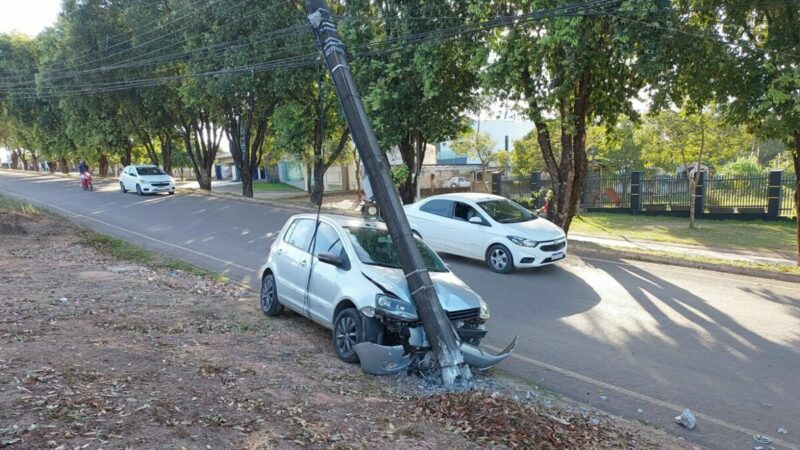 Carro atinge poste após motorista esquecer de puxar freio em Alta Floresta