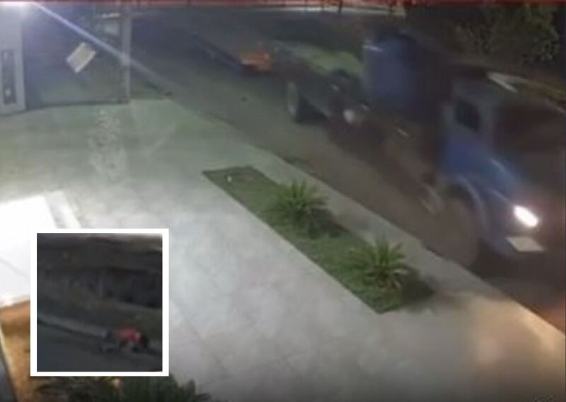 Câmeras de segurança flagram caminhão desgovernado batendo em muro de casa em Sinop