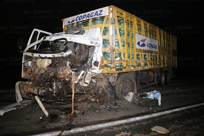 Caminhoneiro fica ferido em acidente entre dois veículos de carga na BR-163 em Nova Mutum