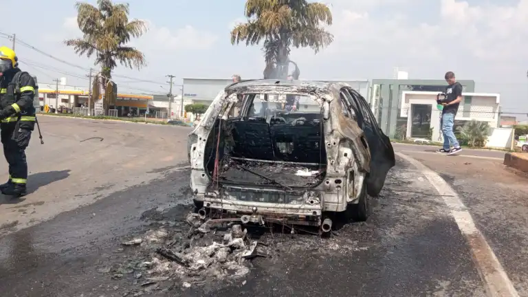 Carro pega fogo na BR-163 e motorista só percebe com ajuda da PM