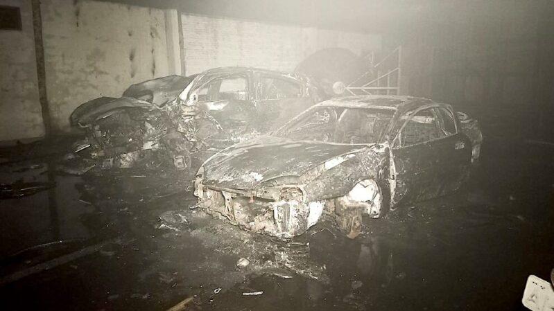 Carros são destruídos em incêndio registrado em barracão de Sinop