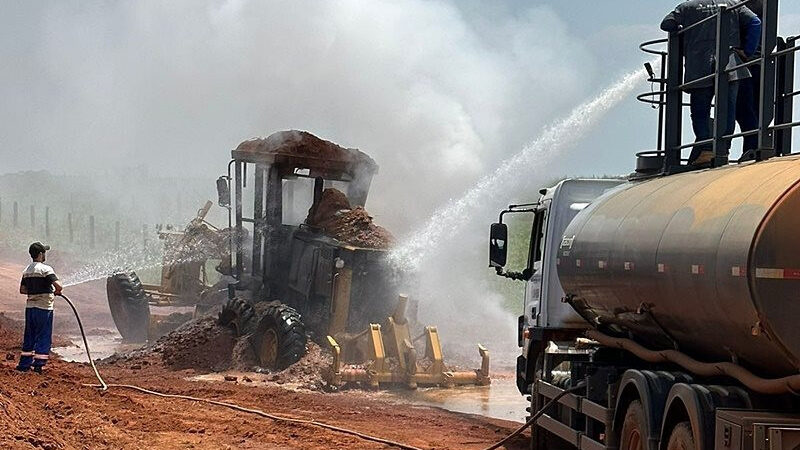 Trabalhadores e Bombeiro controlam incêndio em patrola na MT-010 em Nova Mutum