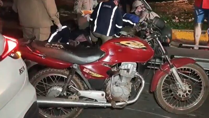 Colisão em rotatória deixa motociclista ferida em Sinop