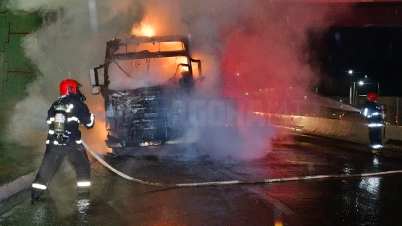 Cavalo mecânico fica totalmente destruído após pegar fogo em rodovia de Mato Grosso