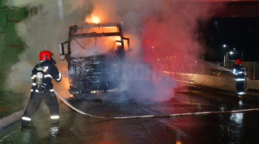 Cavalo mecânico fica totalmente destruído após pegar fogo em rodovia de Mato Grosso