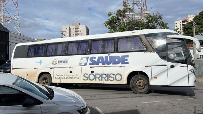 Ônibus da Saúde de Sorriso fica preso em bueiro aberto em Cuiabá