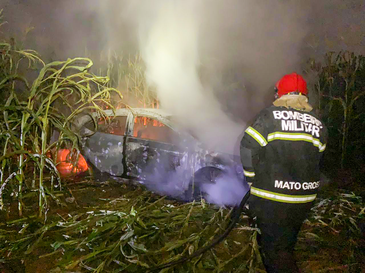 Carro pega fogo em meio a lavoura de milho após acidente na MT-242 entre Sorriso e Ipiranga do Norte