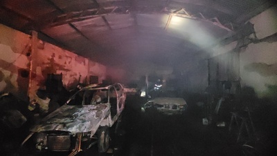 Veículos ficam destruídos durante incêndio a oficina mecânica em Sinop