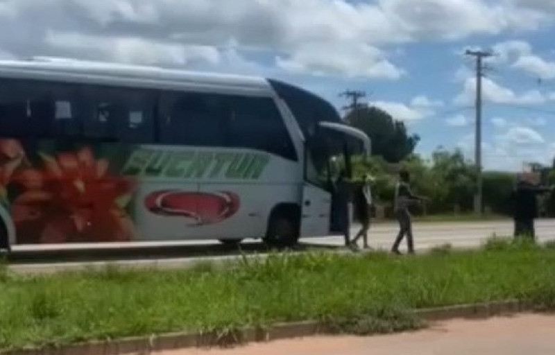 Com faca, venezuelano faz 20 passageiros reféns em ônibus na MT-070 em MT; Veja vídeo