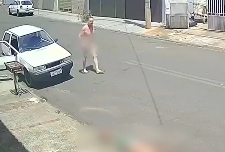Homem pelado mata enteado a facadas no meio da rua 