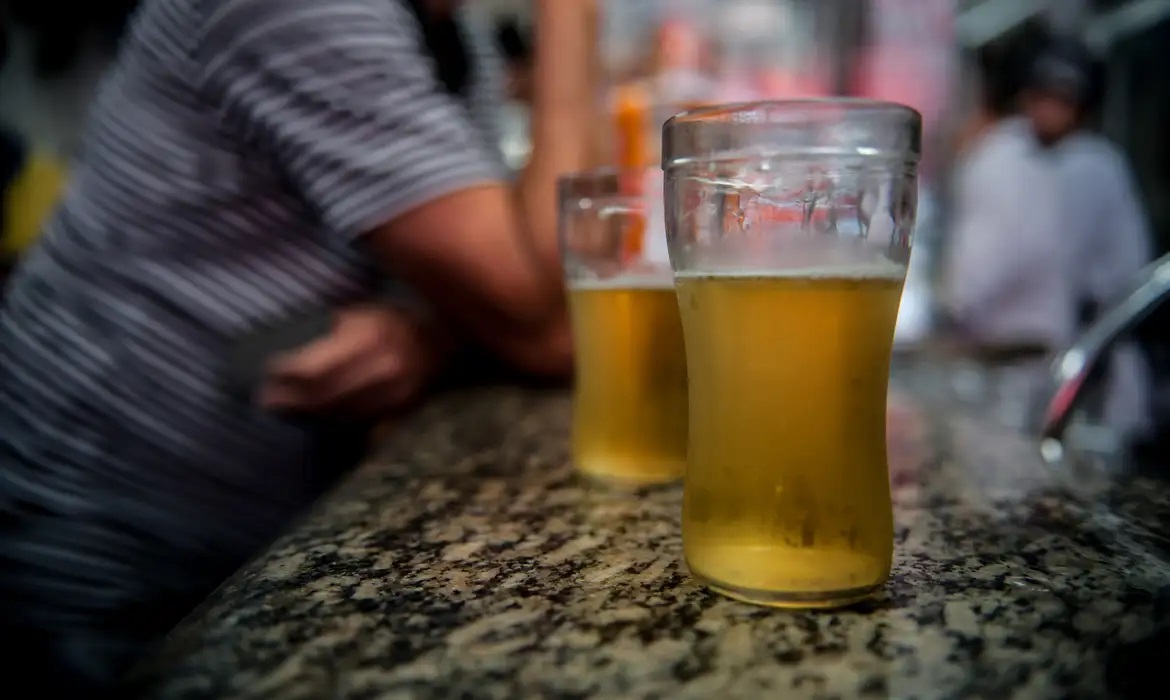 Governo vai tributar bebidas por teor alcoólico; ‘imposto do pecado’ será maior na vodca que na cerveja