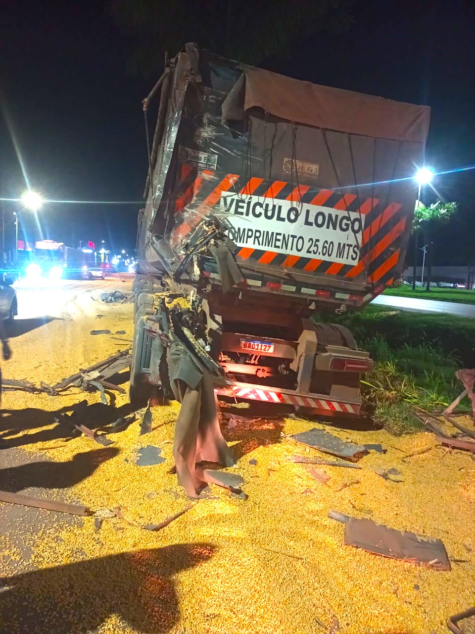 Caminhão bitrem se envolve em acidente e espalha carga de milho em Lucas do Rio Verde