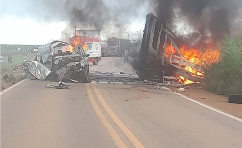 Acidente entre caminhonete e caminhão dos Correios deixa veículos destruídos por incêndio em MT
