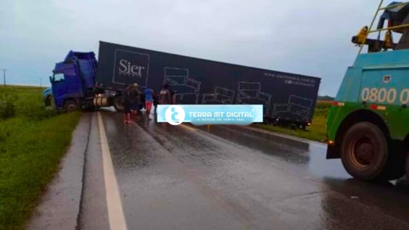 Carreta bloqueia BR-163 em Lucas do Rio Verde na madrugada desta sexta-feira (12)