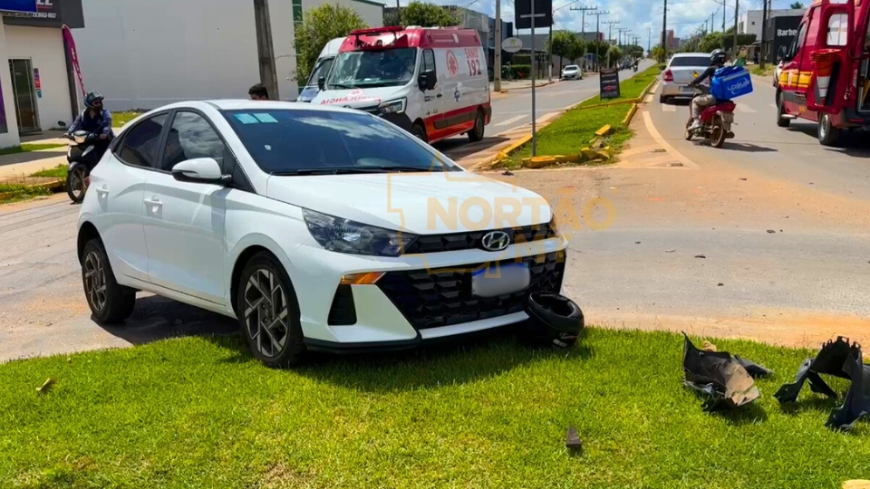 Motociclista voa por cima de carro após colisão em cruzamento de Sorriso