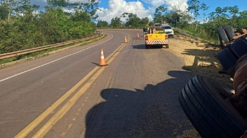 Motorista morre após tombar carreta na BR-163 em Guarantã do Norte