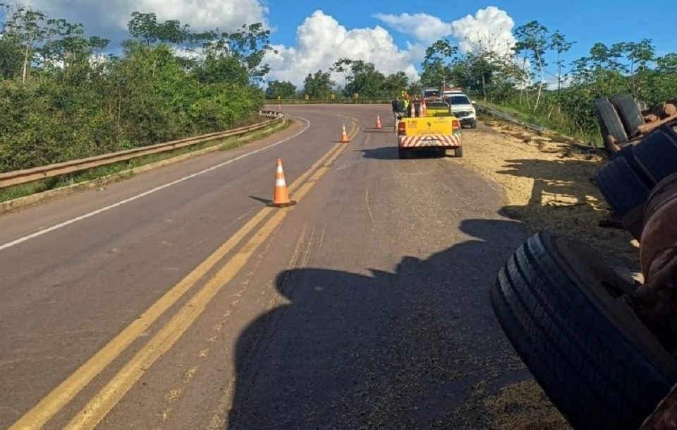 Motorista morre após tombar carreta na BR-163 em Guarantã do Norte