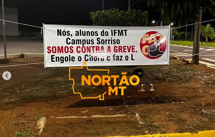 Alunos do IFMT de Sorriso se manifestam contra a greve da instituição e estende faixa “Engole o choro e faz o L”