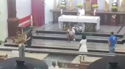 Homem é preso após ameaçar esfaquear padre e fiéis durante missa em MT